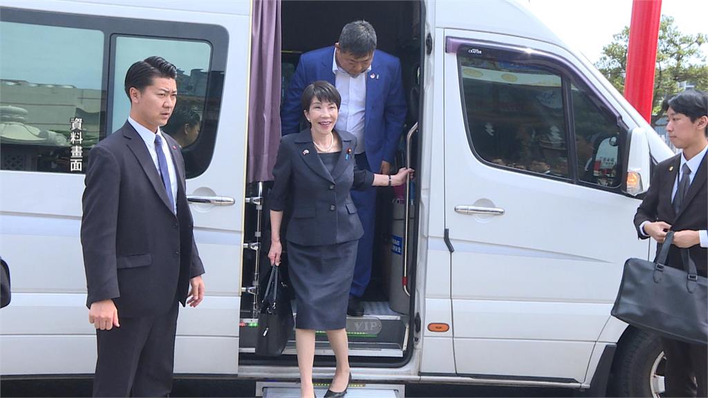 高市早苗當選自民黨黨魁 紅毛港高雄保安堂掛恭賀旗幟