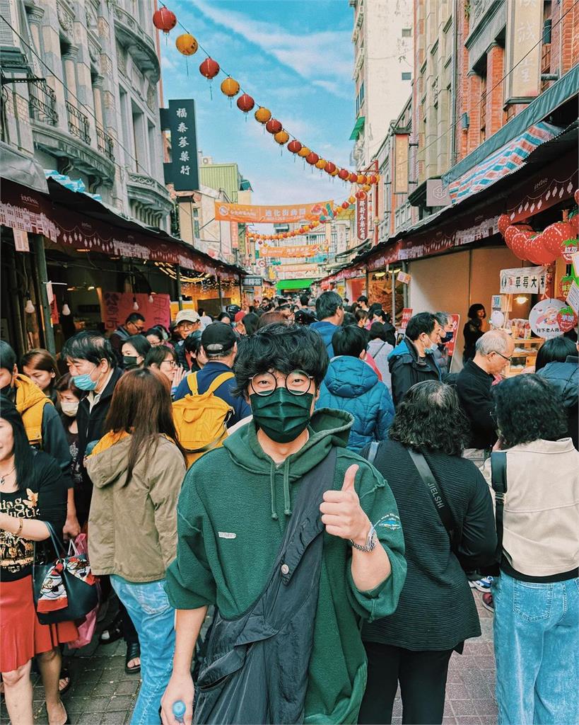 路人拿毛筆「春聯鬼畫符」嚇壞老闆!一抬頭竟是「盧廣仲」網笑歪:真.大庭廣仲