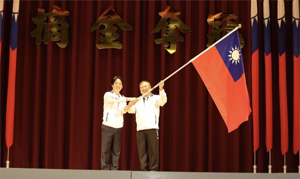 奧運／台灣隊出征巴黎奧運倒數計時 總統賴清德親授旗發加菜金