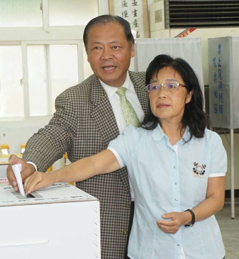 吳淑瑾「3張老照片」代夫出征!昔胸前綁幼女街頭救夫、今參選澎湖縣長戰到底