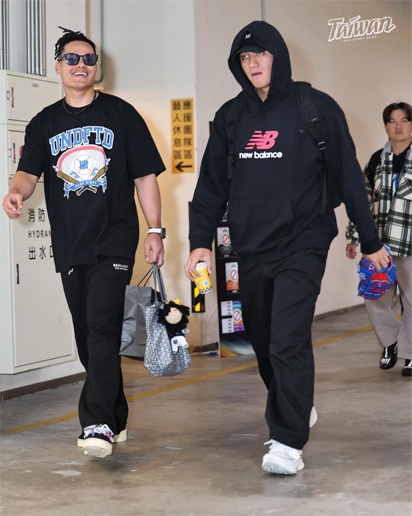 經典賽(影)/美美怎麼了?台日交流賽鄭浩均先發「突抖一下退場」主播驚:抽筋了