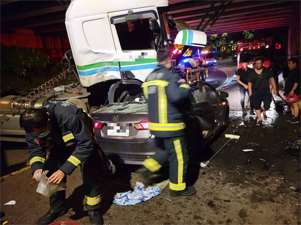 快新聞／國1貨櫃車衝出護欄墜落平面道路　轎車慘遭砸中釀2傷