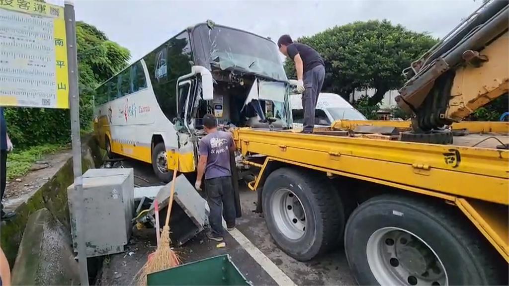 南投客運車禍撞壞電箱　釀50多戶大停電！冰箱食材都解凍