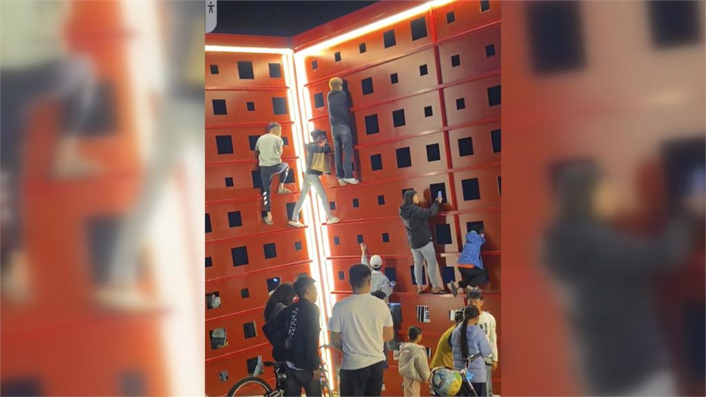 台灣版霍諾德!搶看屏東燈節演唱會 民眾攀爬十米高裝置藝術