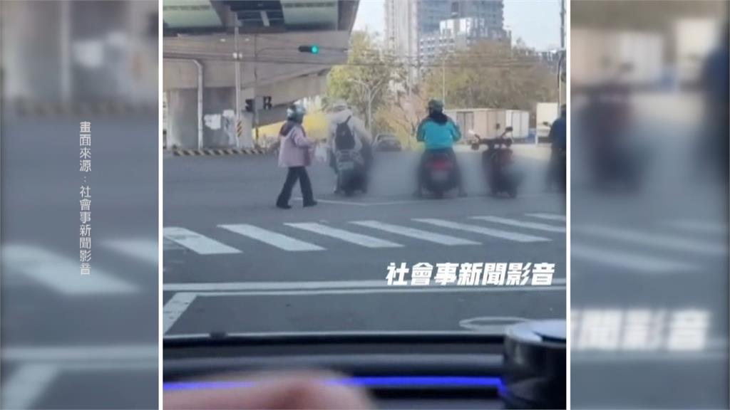 又出現時間管理大師！　女騎士車停待轉格「趁紅燈買水果」