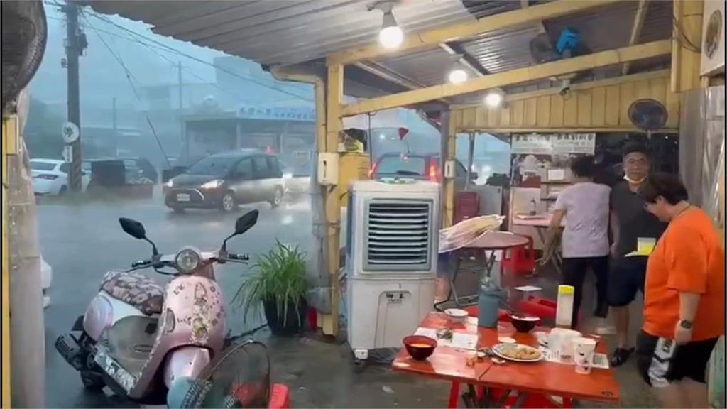丹娜絲逼近！嘉義狂風暴雨　蚵捲店急拉鐵門護客人　驚險過程全都錄