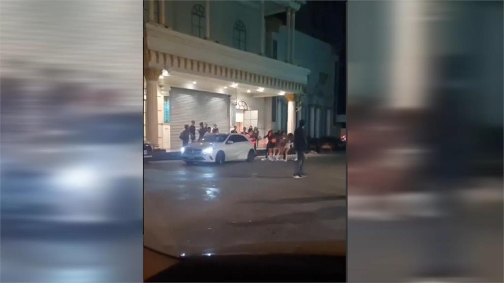 尖叫聲四起!舞廳深夜變格鬥場 黃湯下肚等車爆衝突!女員工大亂鬥3傷