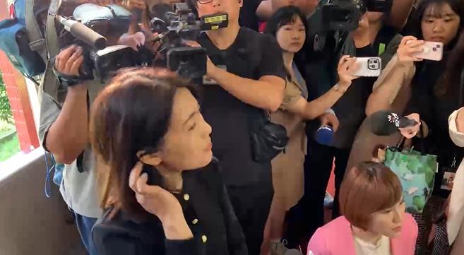 快新聞/換徐巧芯衝民進黨團門口! 量100公分稱聲援陳玉珍:科學方式保持距離