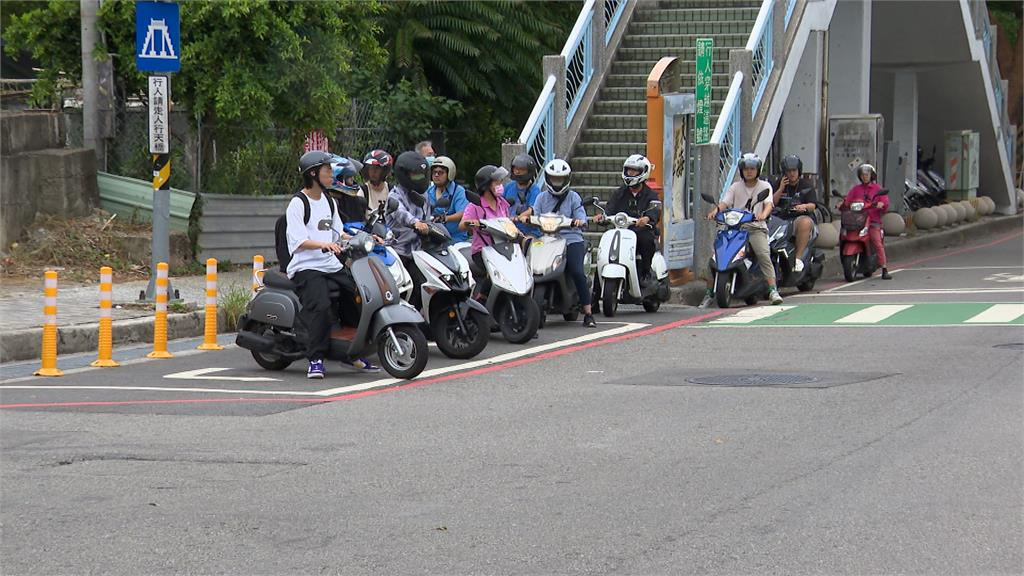 好多機車族都違規！停等紅燈若做「這3大NG舉動」最慘恐被罰13200元