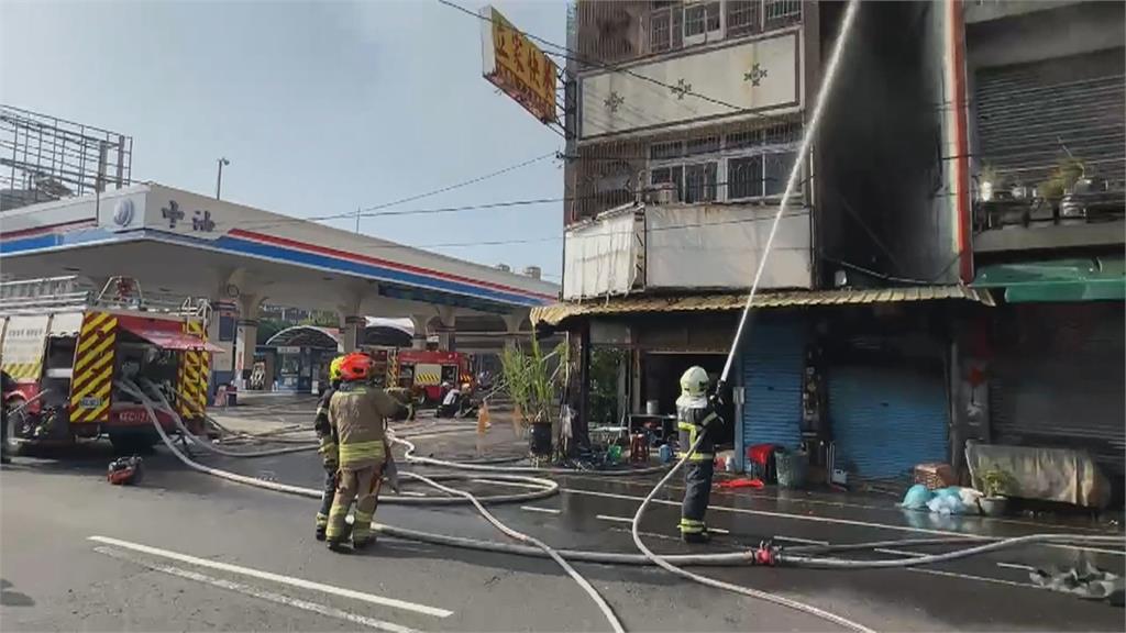 屏東農藥行火警「緊鄰加油站」　現場「爆炸聲頻傳」釀交通混亂