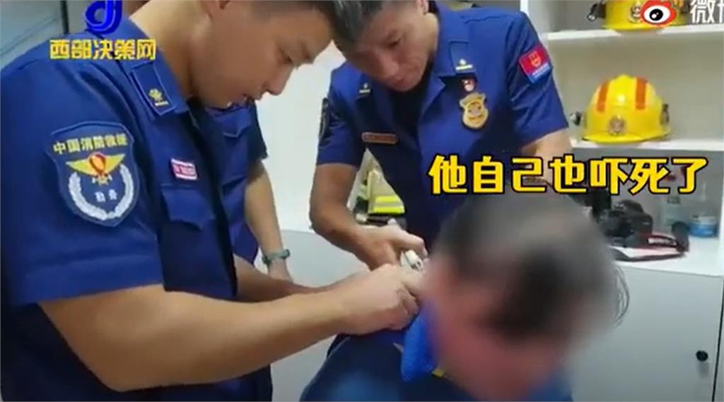 中國4歲童貪玩竟用「密碼鎖」套媽媽脖子　消防員急救援1小時脫困！
