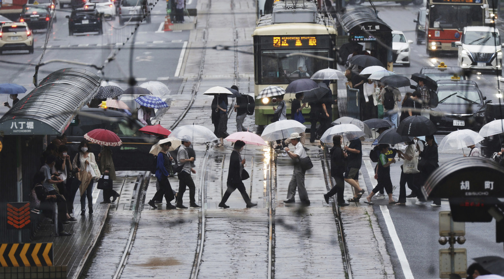 關東多地高溫飆36度　西日本梅雨成災百年黑松折斷