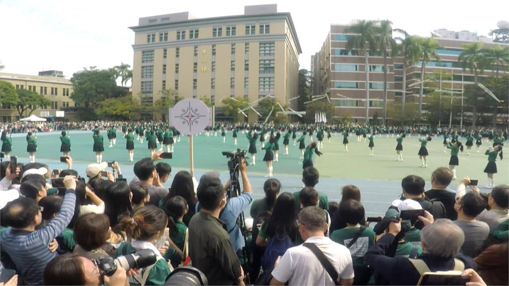 72歲大學姊同台17歲小學妹 北一女儀隊成軍60年跨世代演出