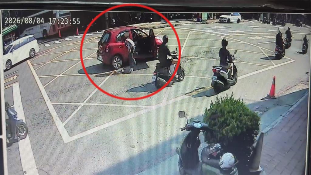 驚險瞬間！情侶爆口角　女子「跳車」整個人從車裡摔出