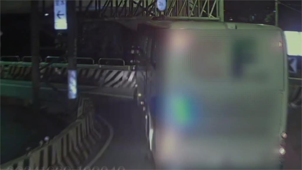 疑沒注意限高 遊覽車撞橋下限高架動彈不得
