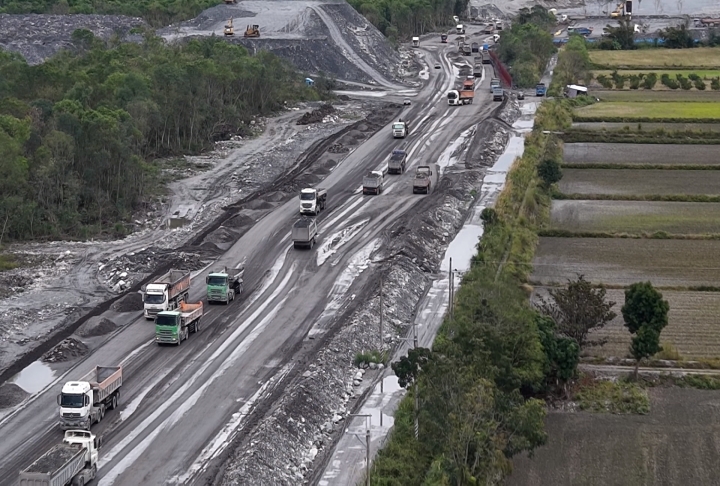 馬太鞍溪疏濬堤防工程！　砂石車進出「揚沙塵」惹議
