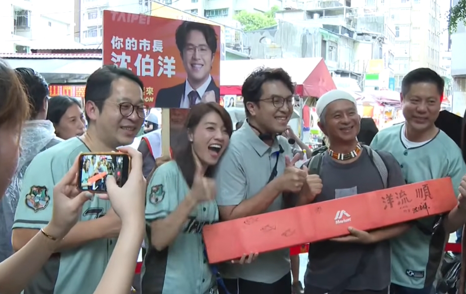 沈伯洋掃街遇阿北！收陳情信「1小動作」網讚神反應：人品高下立判