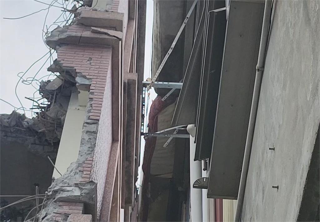 花蓮5層樓旅館拆除碎石亂飛！　相距不到75公分　鄰宅屋頂、窗戶遭砸破