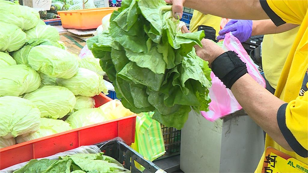 豪雨+中元節+颱風又要來！　「肉菜皆漲價」　攤商、菜籃族崩潰