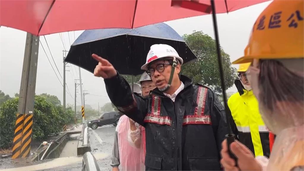 道路中斷! 高雄六龜山區嚴重土石流 陳其邁趕赴現場勘災