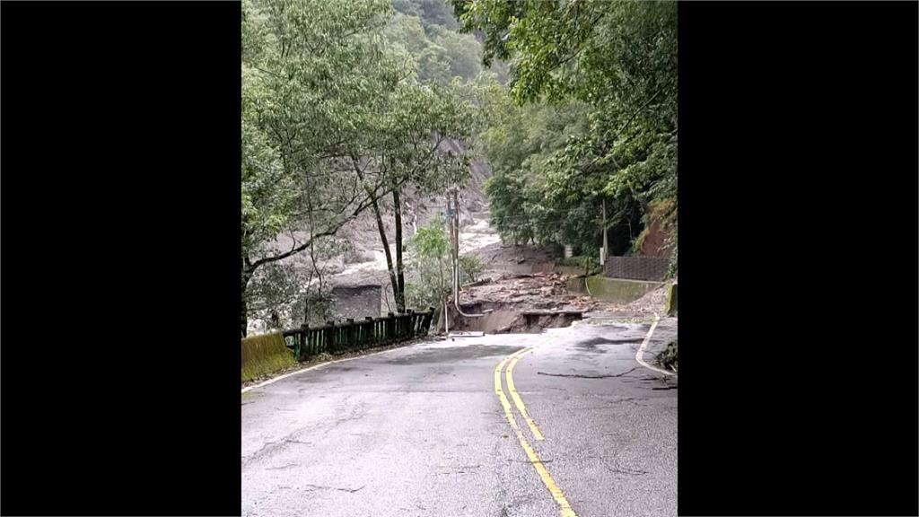 恐怖暴雨「200年一見」　空勘奧萬大驚見路斷橋毀慘