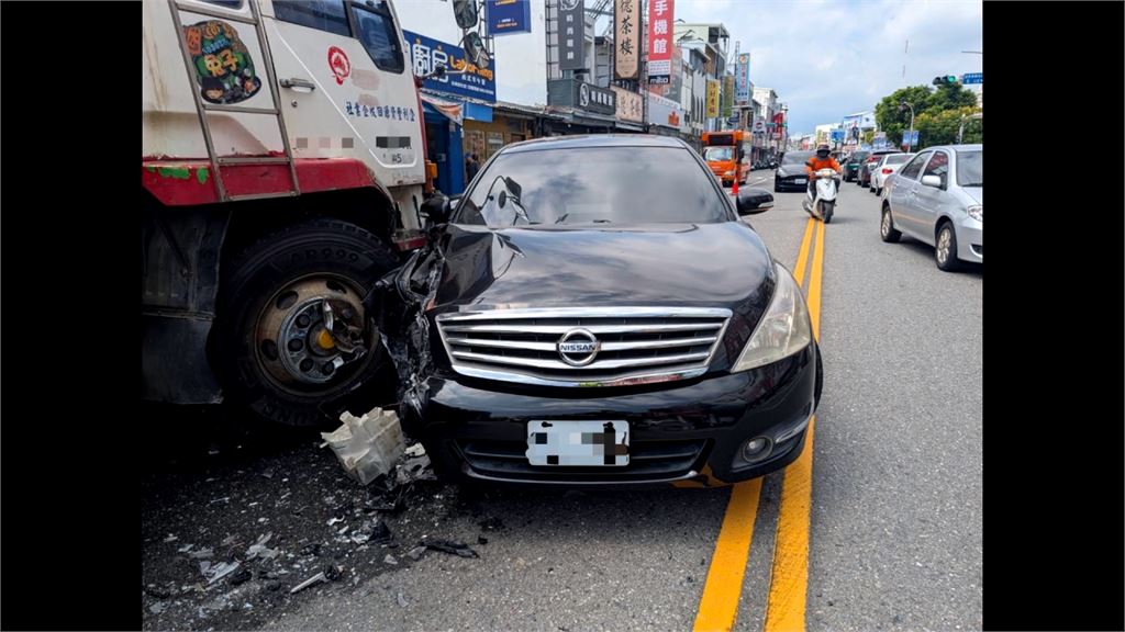 悚！　大吊車逆向直撞　老騎士機警跳車　柯基犬＂底盤夠低＂從車下鑽出無傷