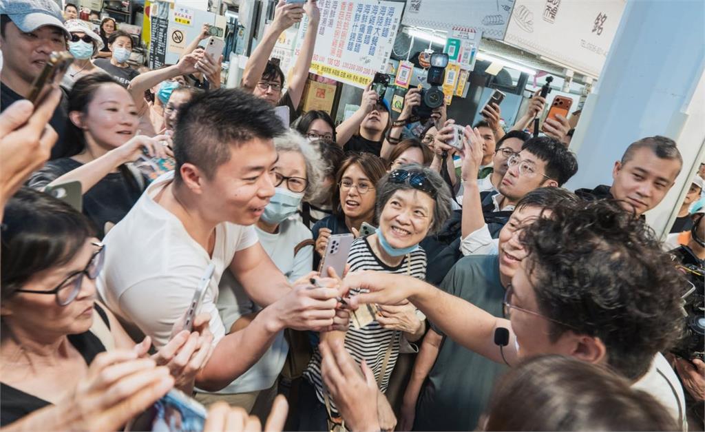 快新聞／沈伯洋簽名簽到手軟！逛成功市場傾聽市民心聲　發文親曝「父親節」願望