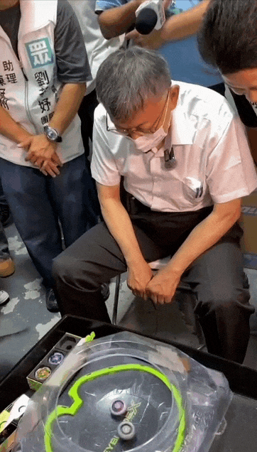 整群人圍觀「阿北1V1激戰嫩妹」　震撼畫面流出…網驚：柯文哲本尊