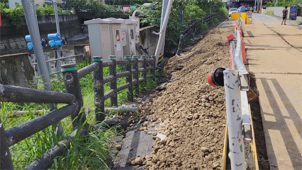 雲林斗六路面突崩塌 下陷兩米深住戶無水用