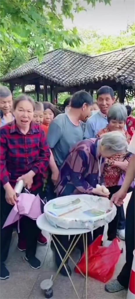 好心給雷親!直播主玩遊戲送雞蛋 下秒大媽大爺「簇擁瘋搶」一哄而散