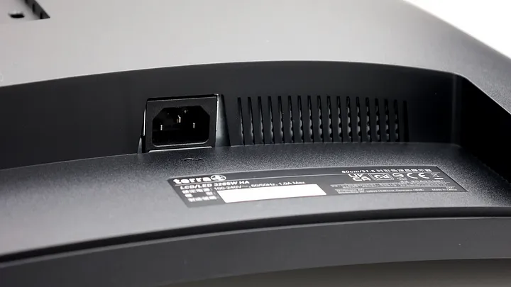 平價 2K 解析度 180Hz 曲面螢幕 terra 3285W HA,支架意外地出色
