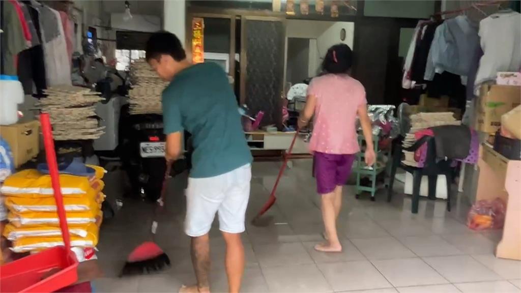 颱風豪雨又漲潮 台南水淹小腿肚!民宅也遭殃