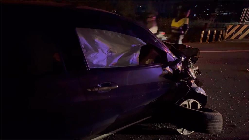 你累了嗎? 休旅車自撞電桿"車頭全毀" 駕駛自行脫困