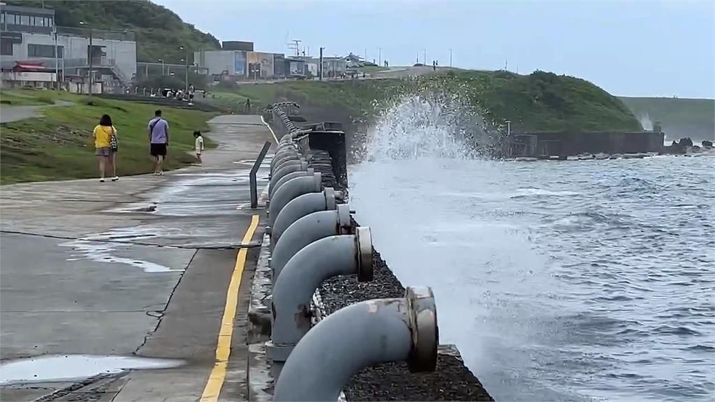 「海葵」颱風來勢洶洶　桃機架防水閘門、基隆漁船回港