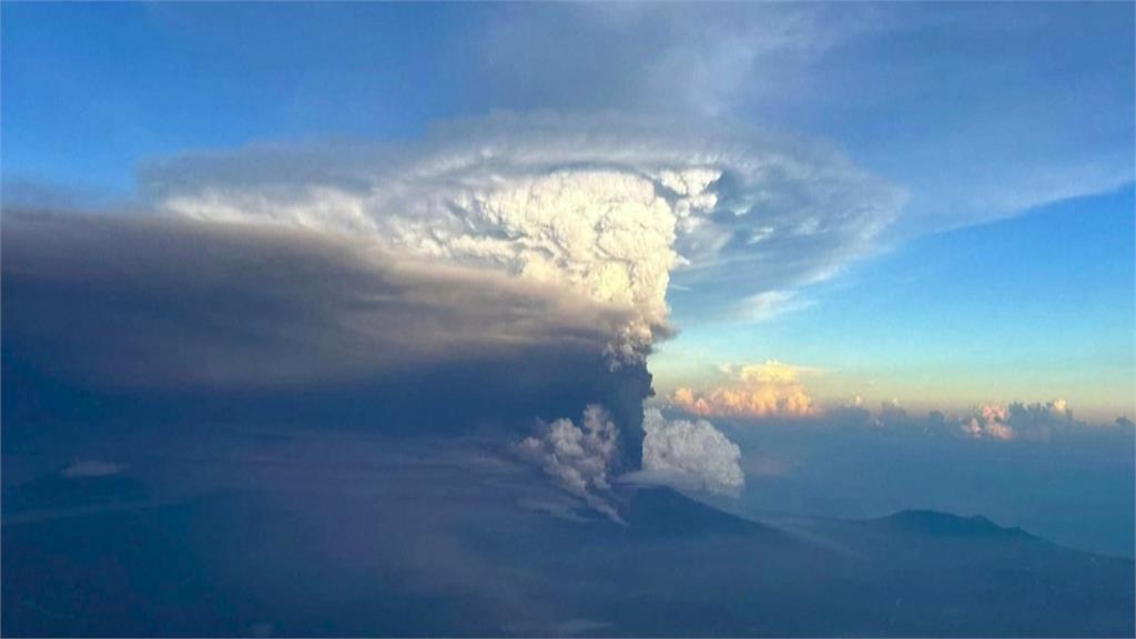 巴布亞紐幾內亞20日「火山噴發」　瞬間噴出1萬5千公尺高灰煙　衛星全拍下