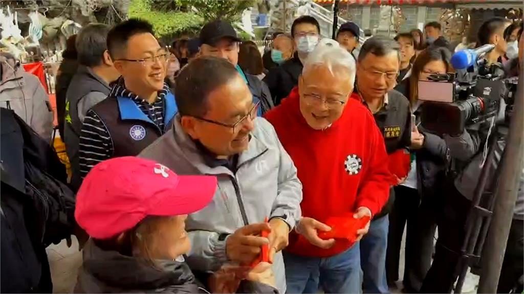 快新聞/蘆洲湧蓮寺湧人潮!「侯粉」老婦搶合照跌倒 侯友宜趨前攙扶關心