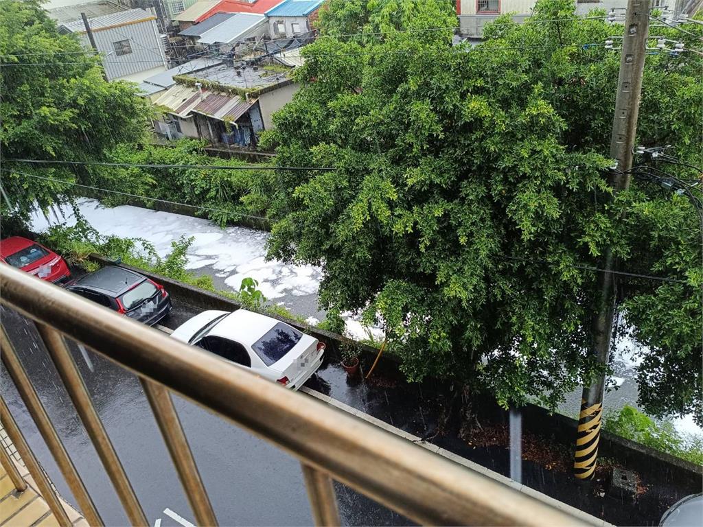 快新聞/蘇澳「泡泡河」現蹤!阿里史溪白茫茫一片 環保局揪出「兇手」