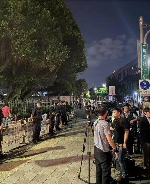 朱立倫號召靜坐抗議變「散場」?網友開酸:都2025了還有在「三級警戒」