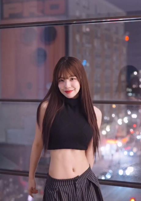 李多慧上身「綁1條就開跳」！雙面「大片肌肌」炸出驚豔全網