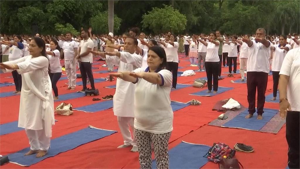 國防部長帶頭　印度首創航空母艦瑜伽課