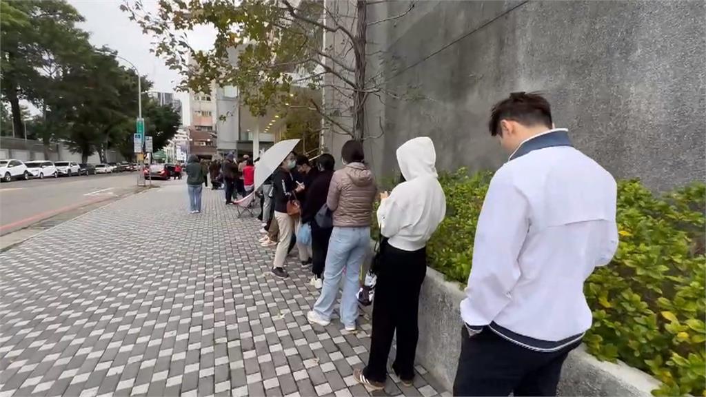 先搶先贏！私立幼兒園開放招生　家長頂寒風「凌晨排隊」