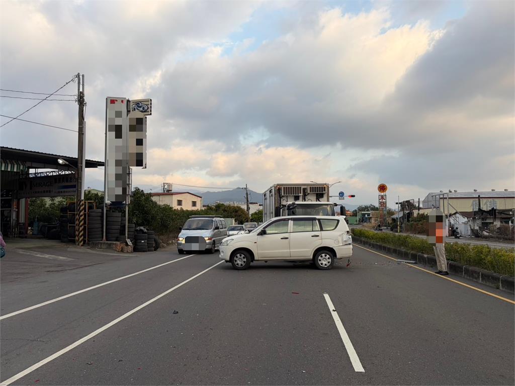 操作不慎?剛保養完就撞 駕駛「倒退嚕」連撞2車再進廠