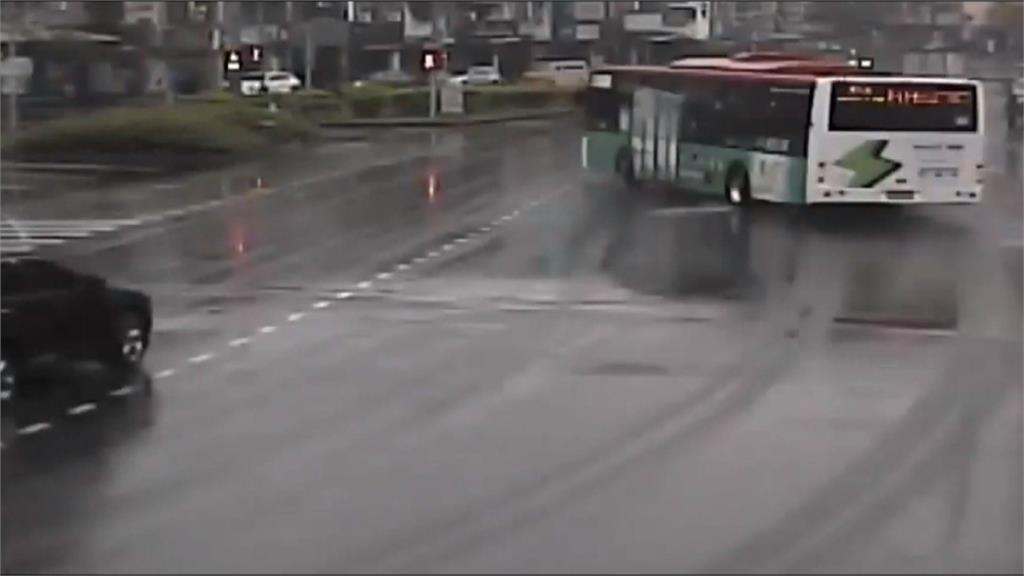 打滑釀撞! 台中公車「打水漂撞牆」 苗栗砂石車失控卡分隔島