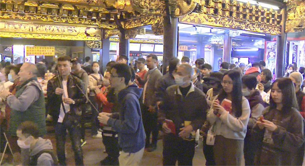 初三天氣好民眾走春 烘爐地人潮滿滿求財運「龍」總來!