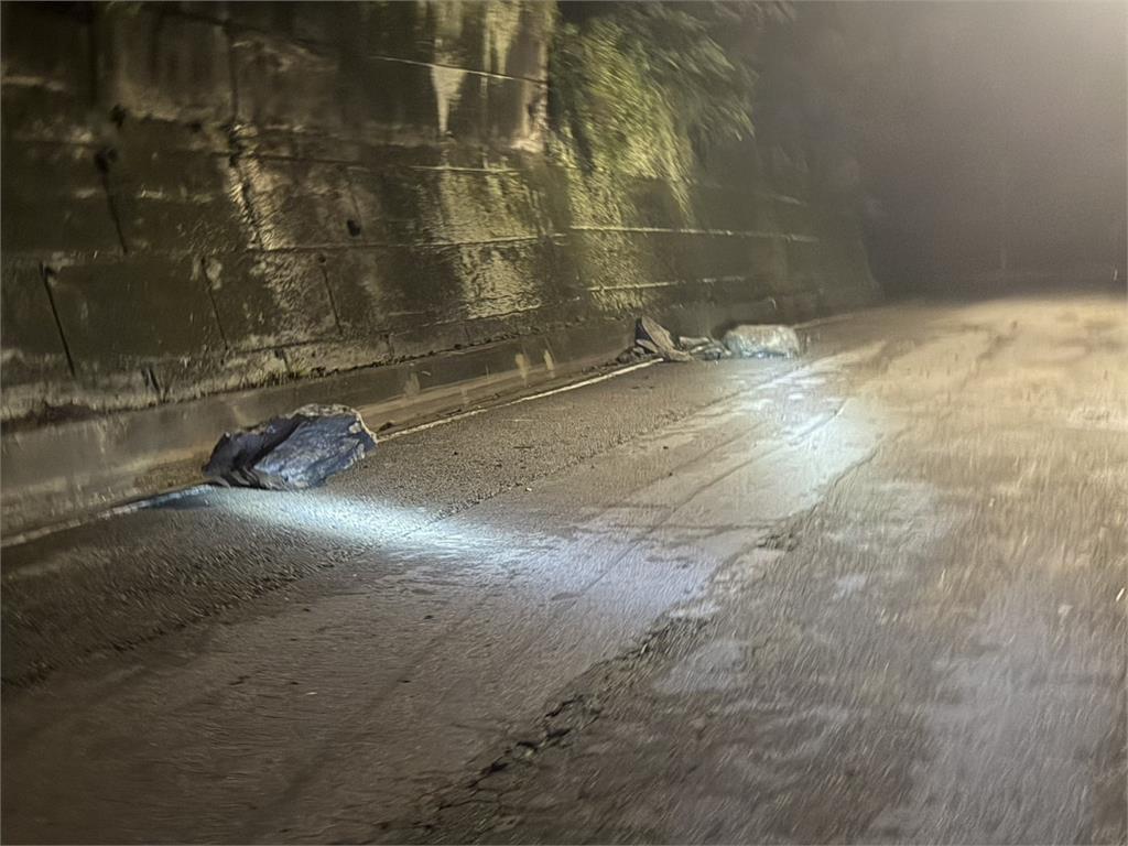 連日大雨土石鬆動! 台七線轎車撞上大型落石又自撞山壁
