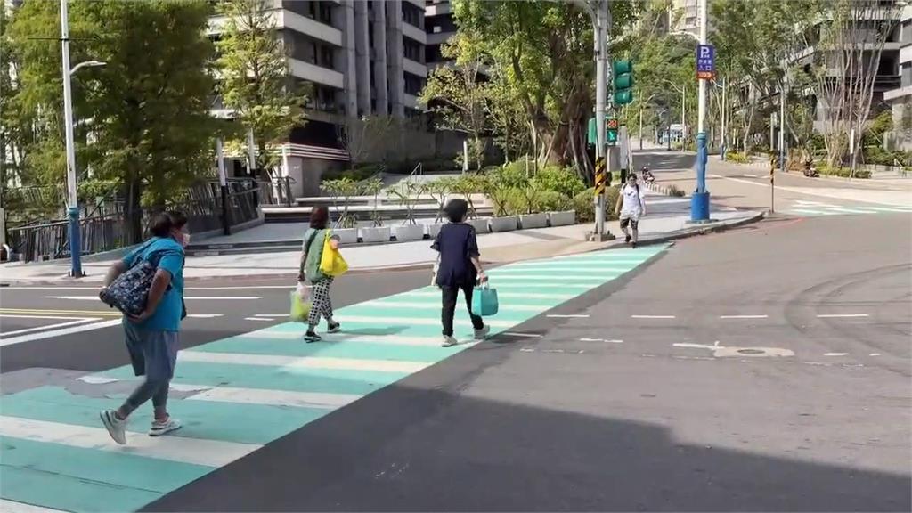 行人地獄再現！基隆多岔路口轎車撞上行人　駕駛恐挨罰3.6萬元
