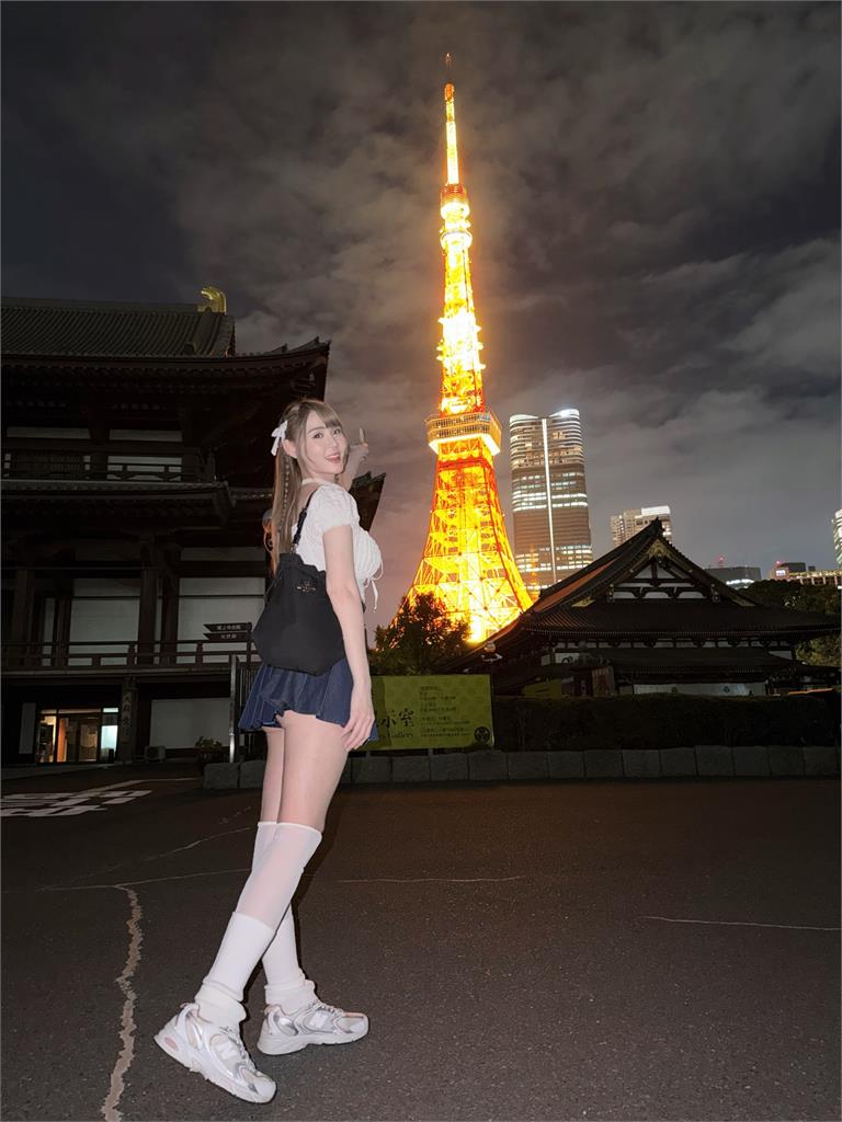 短今日本穿搭「中空挖大U」太火辣！一彎腰「炸出白麻糬」超兇畫面全被看