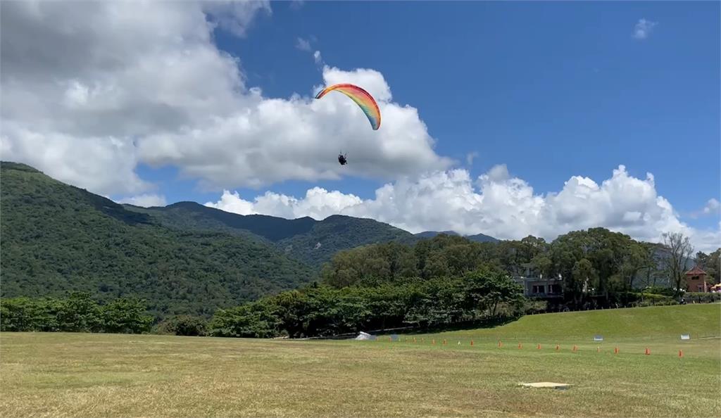 快新聞／悠揚樂聲響徹鹿野高空　遊客不怕高「邊乘飛行傘邊吹奏」