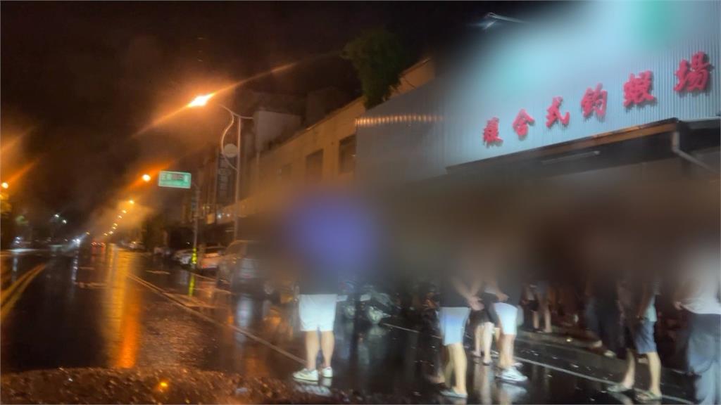 扯! 疑慶生霸佔車道放煙火 警獲報依法開罰