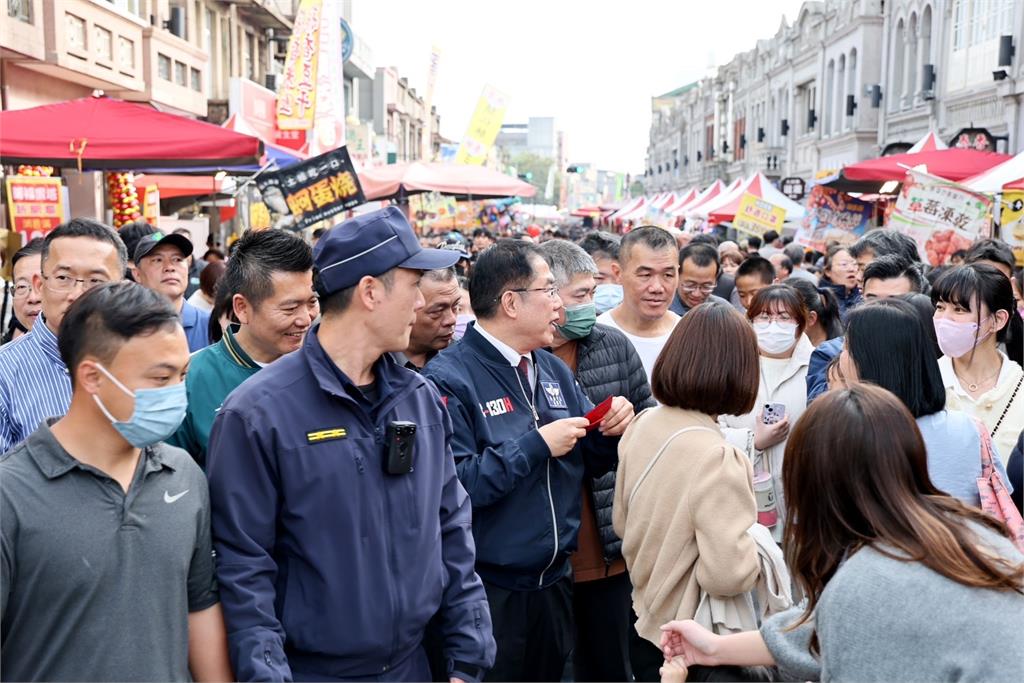 黃偉哲帶「紫月光」逛年貨大街 發一元福袋向民眾拜早年